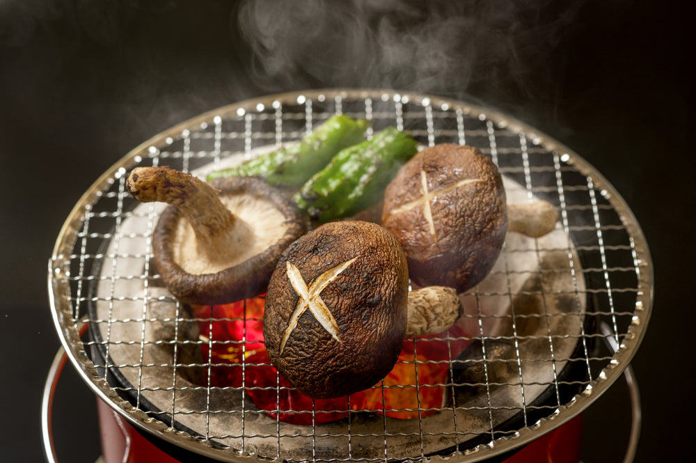 桐箱に詰められた肉厚の原木しいたけ