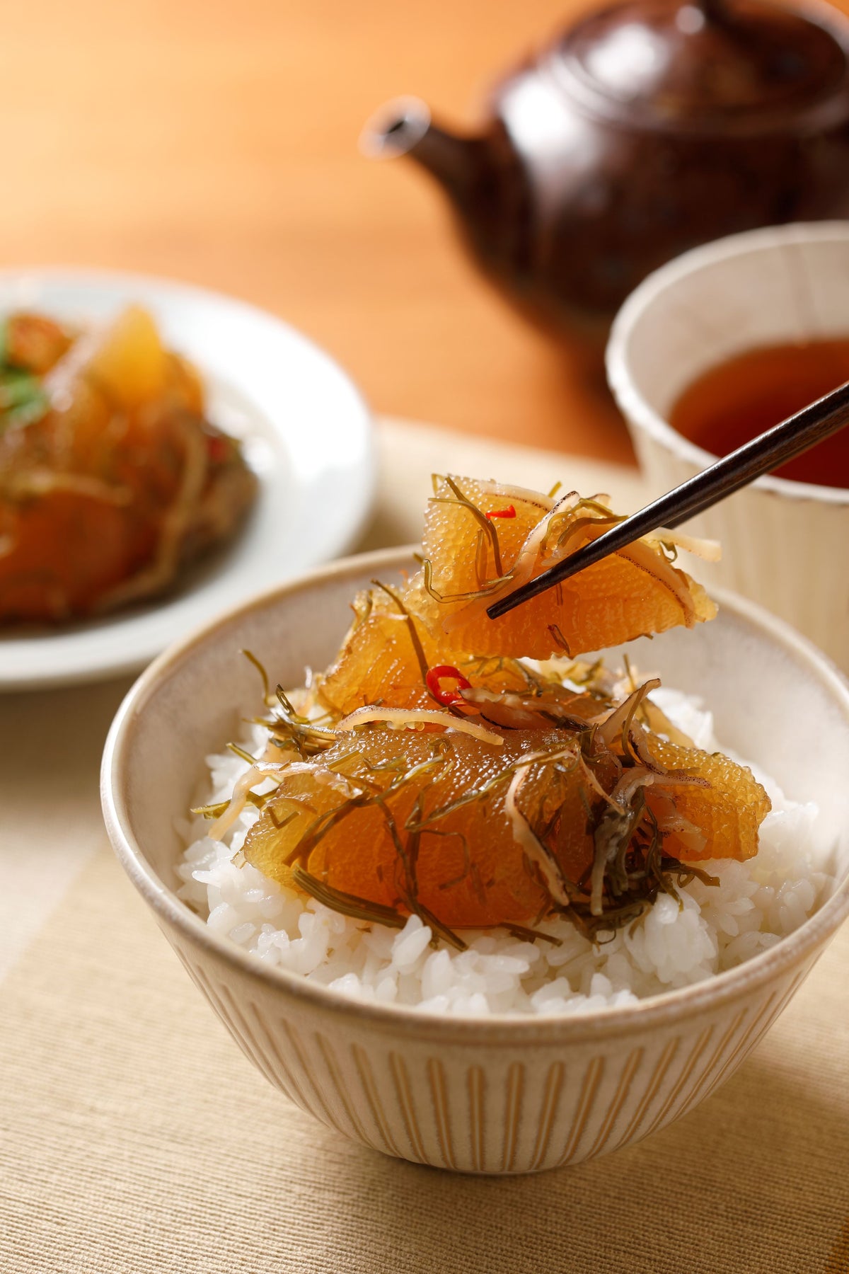 ご飯の上から箸で持ち上げた、数の子たっぷりの松前漬け