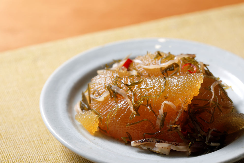 小皿に盛った、数の子と昆布、するめの松前漬け