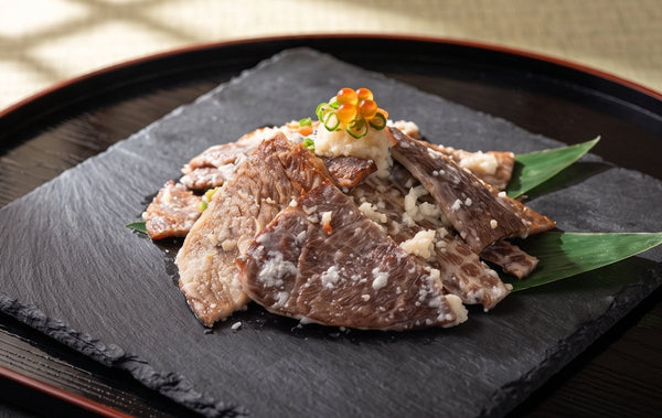 漆の盆と石皿に盛り付けたビーフ・ズーシー