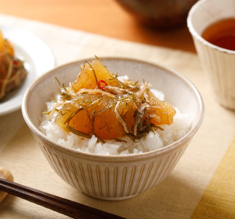 炊きたてのご飯に松前漬けをのせた一杯